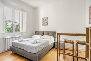 Tabla de planchar con plancha, wifi y ropa de cama