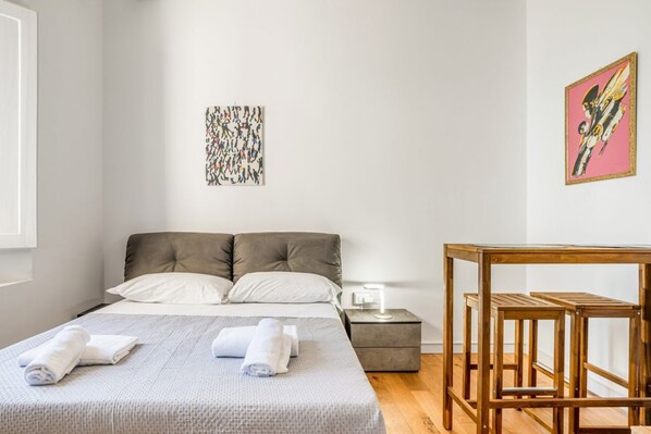 Iron/ironing board, WiFi, bed sheets