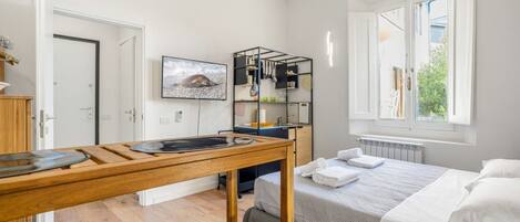 Iron/ironing board, WiFi, bed sheets