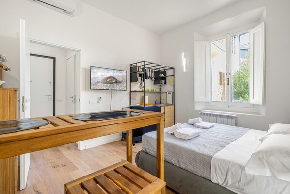 Tabla de planchar con plancha, wifi y ropa de cama