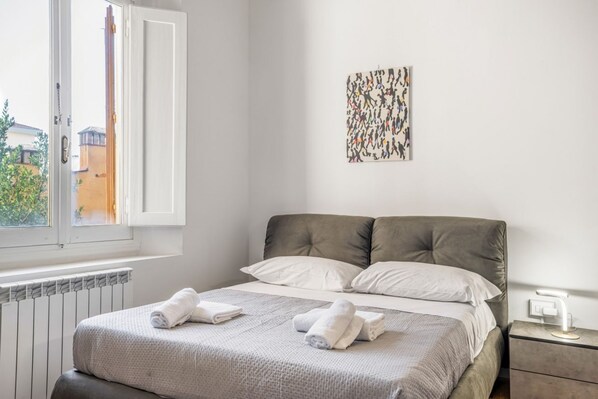 Iron/ironing board, WiFi, bed sheets