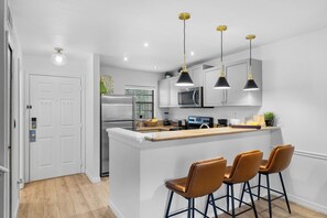 Fridge, microwave, oven, stovetop - Fantasy Villas resort - Waterpark Included - Family Paradise! minutes to Disney (Kissimmee)