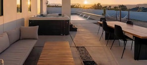 Outdoor dining - Charming Joshua Tree villa, Pool,Spa, Arcade-Game-Theatre Room, Mins to JT park! (Joshua Tree)