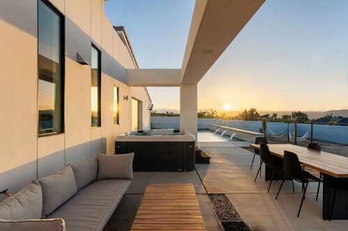 Charming Joshua Tree villa, Pool,Spa, Arcade-Game-Theatre Room, Mins to JT park!