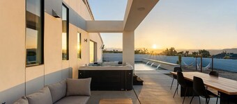 Charming Joshua Tree villa, Pool,Spa, Arcade-Game-Theatre Room, Mins to JT park!