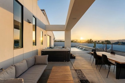 Charming Joshua Tree villa, Pool,Spa, Arcade-Game-Theatre Room, Mins to JT park!