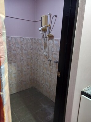 Shower, towels, soap, shampoo - My Second Home Fiji (Nadi, Western Division)