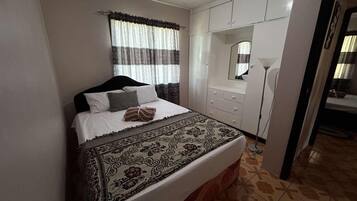 2 bedrooms, iron/ironing board, WiFi, bed sheets
