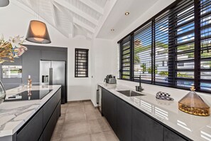 Køleskab, ovn, kogeplade, elkedel