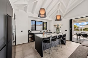 Fridge, oven, stovetop, electric kettle