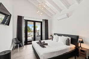 5 bedrooms, desk, WiFi