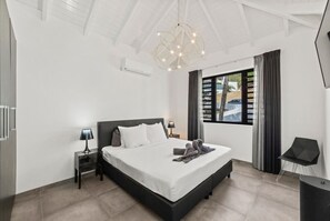 5 bedrooms, desk, WiFi