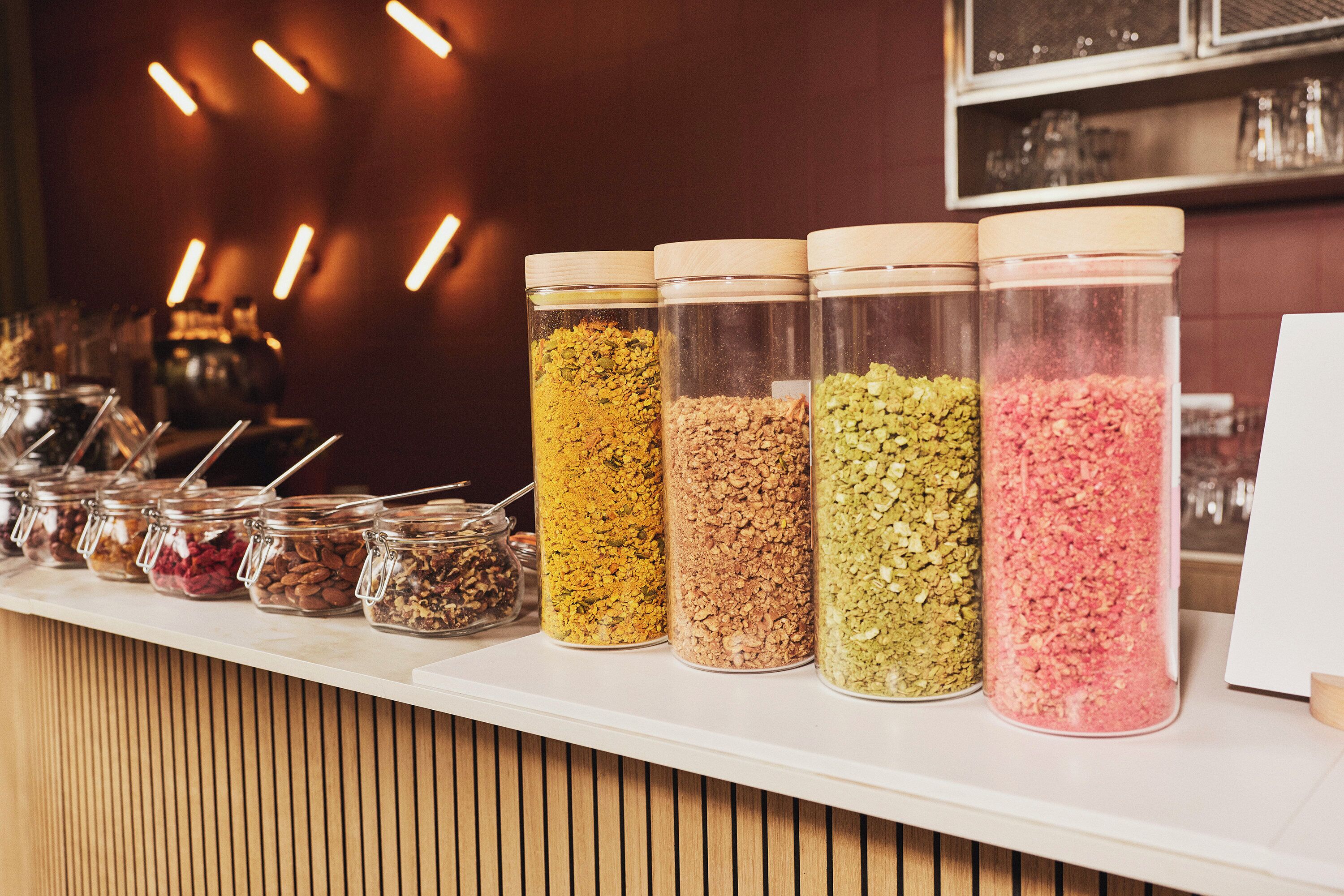 Un mostrador de buffet con diferentes recipientes de comida.