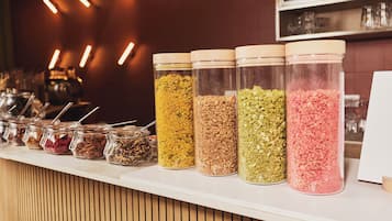 Un mostrador de buffet con diferentes recipientes de comida.
