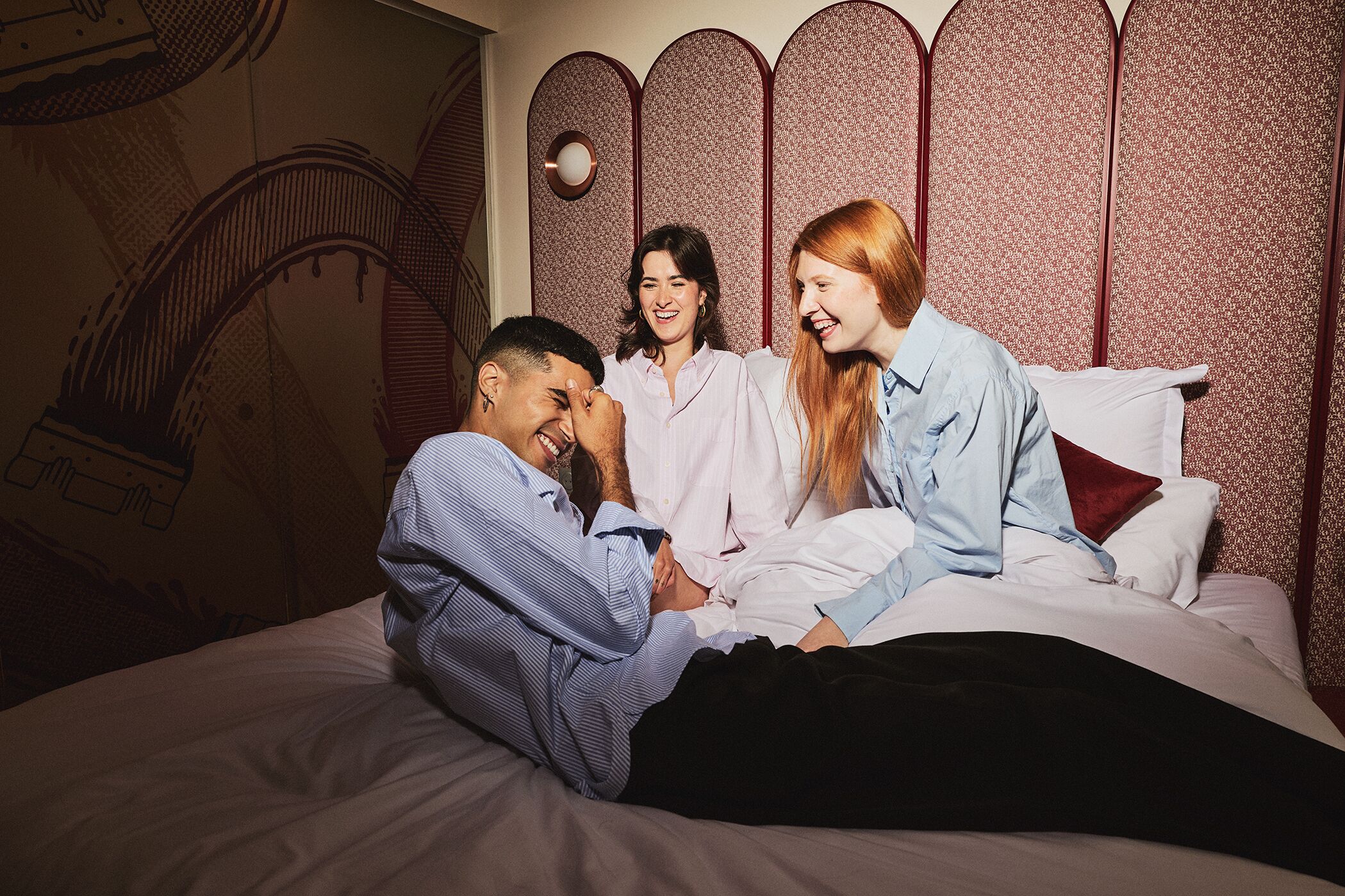 Un dormitorio con cama, almohadas y cabecera.