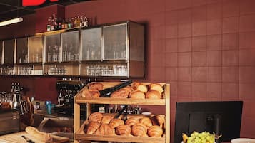 每日供應吃到飽早餐 (每人 EUR19)