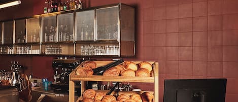 Mostrador de una panadería con un letrero que dice "BISTOUILLE" y diversas opciones de repostería.
