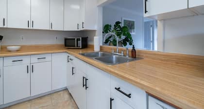 The Bay Cottage · Rocky Neck Park, Beach & Niantic
