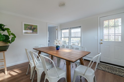 The Bay Cottage · Rocky Neck Park, Beach & Niantic