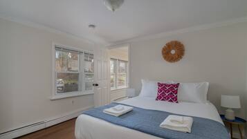 3 chambres, bureau, fer et planche Ă repasser, lit parapluie