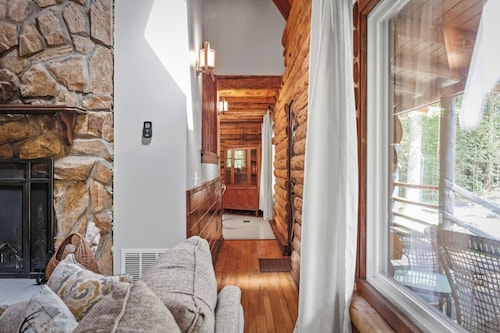 Lilla’s Cozy Cabin: Where Comfort Meets Fun!