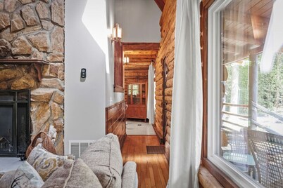 Lilla’s Cozy Cabin: Where Comfort Meets Fun!