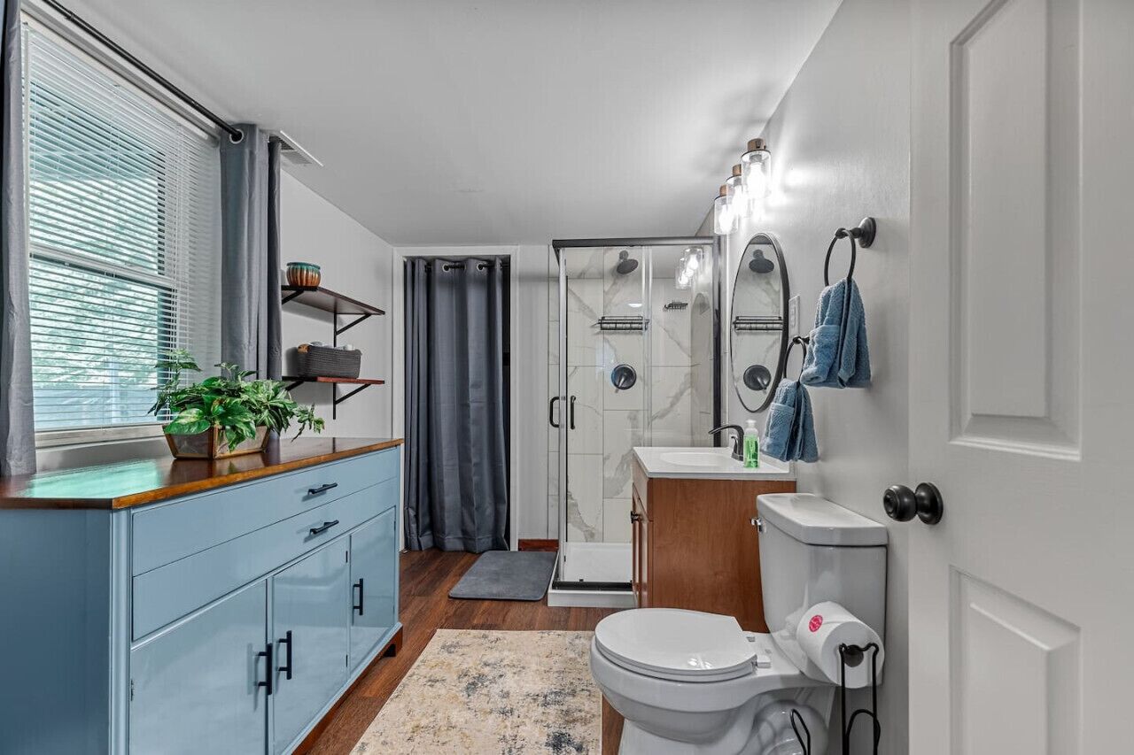 Un baño moderno con ducha, inodoro y lavabo.