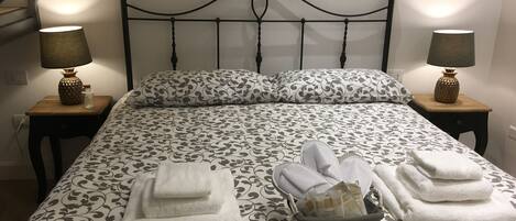 1 habitación, tabla de planchar con plancha, wifi y ropa de cama