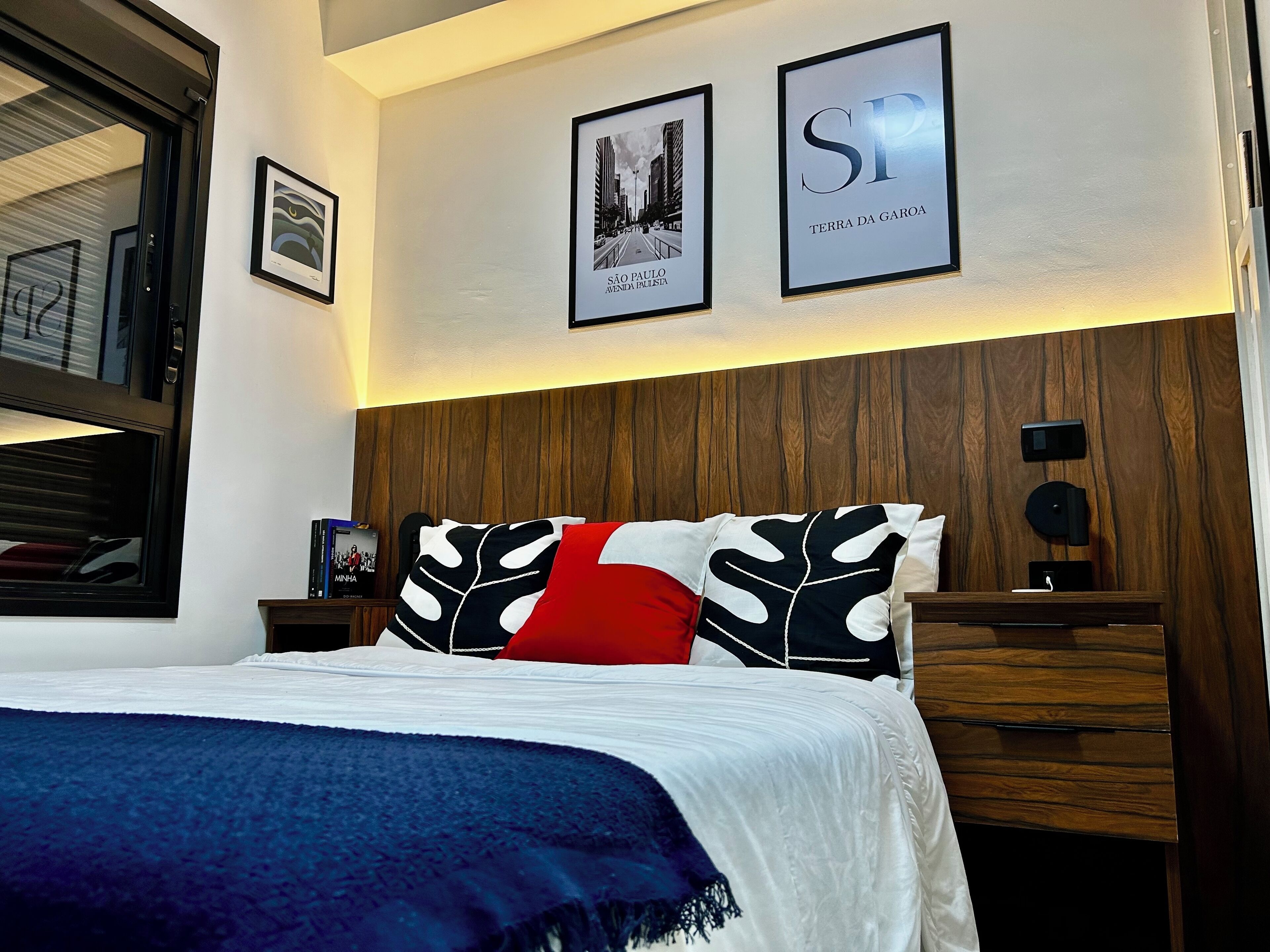 1 quarto, escrivaninha, ferros/tábuas de passar roupa, berço de viagem