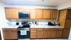 ثلاجة، ميكروويف، فرن، موقد طهي مسطح