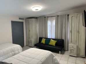 5 bedrooms, iron/ironing board, WiFi, bed sheets