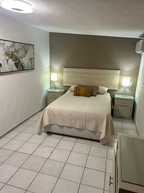 5 bedrooms, iron/ironing board, WiFi, bed sheets - GREAT ACCOMMODATION!!! 5 BEDROOMS. W/BATHROOM, AIR CONDITIONING AND TV (Torreón)