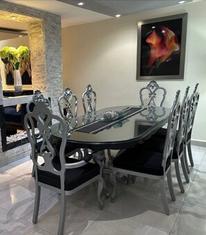 Dining - GREAT ACCOMMODATION!!! 5 BEDROOMS. W/BATHROOM, AIR CONDITIONING AND TV (Torreón)