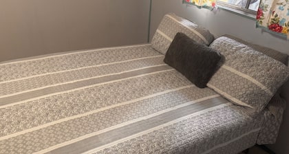 Charming 2-bedroom bed & breakfast in Eagle Point with AC, WiFi