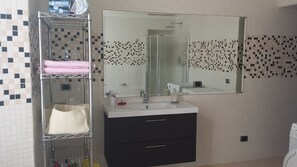 Shower, hair dryer, bidet, towels - Rusconi 33 - Spacious apartment (130 sqm) Two bedrooms, Maximum guests 4. (Como)