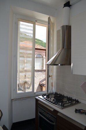 Fridge, microwave, oven, stovetop - Rusconi 33 - Spacious apartment (130 sqm) Two bedrooms, Maximum guests 4. (Como)