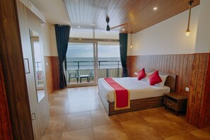 8 bedrooms, desk, WiFi, bed sheets