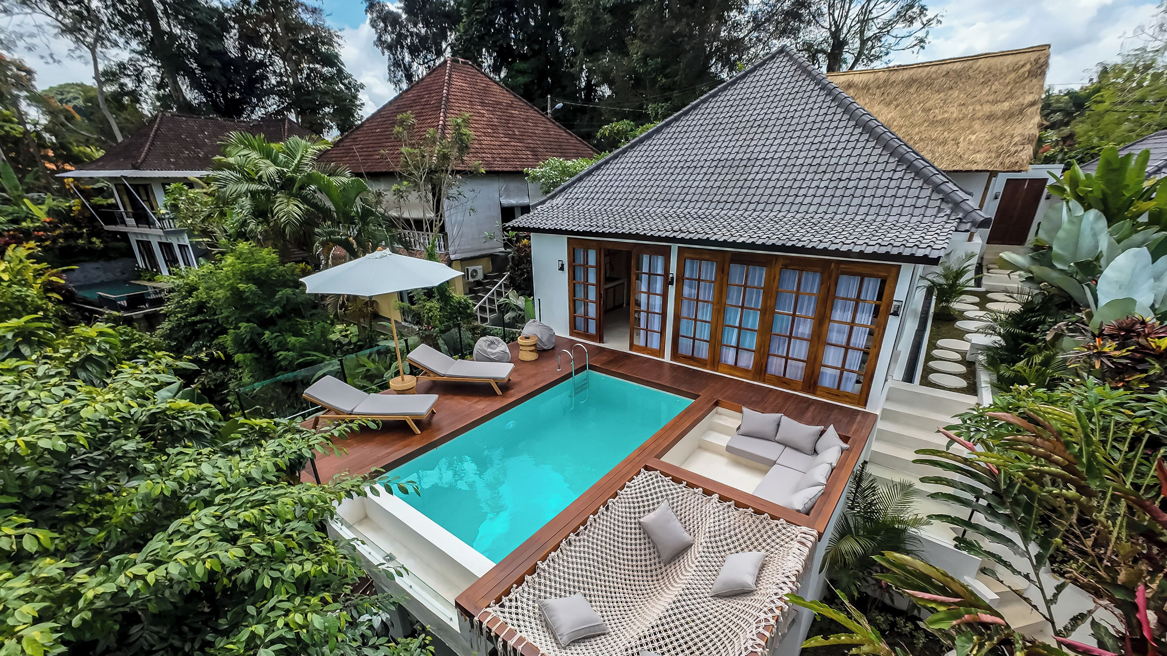 Ulkouima-allas, aurinkovarjoja, aurinkotuoleja