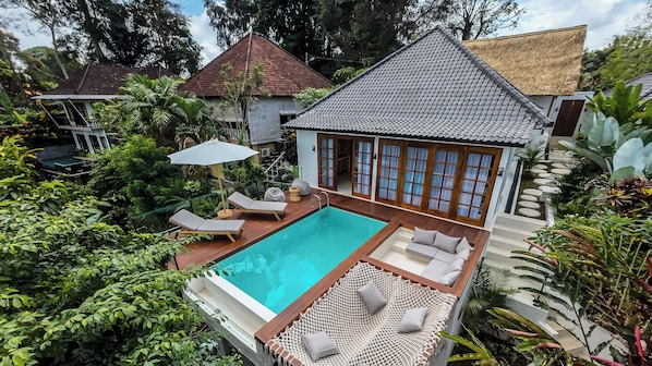 Outdoor pool, pool umbrellas, sun loungers