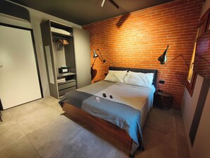 1 bedroom, in-room safe, iron/ironing board, free WiFi