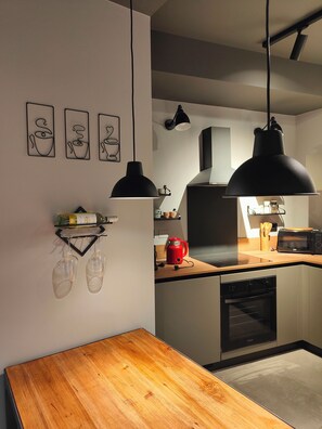 Fridge, microwave, oven, stovetop - Cozy industial style studio apartment in downtown Cagliari for couples and singles. (Cagliari)