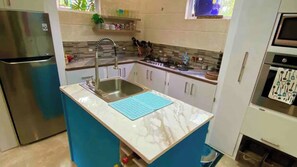 Refrigerador, microondas, horno y cafetera y tetera 