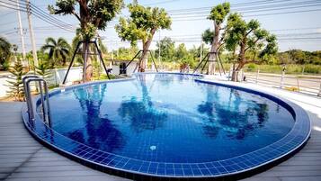 Una piscina al aire libre