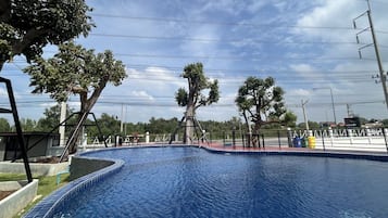 Una piscina al aire libre