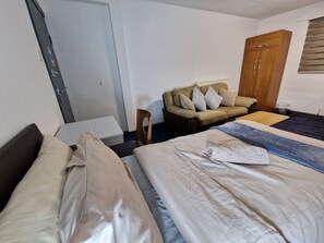 Desk, laptop workspace, iron/ironing board, free WiFi - The Kegworth Inn  (Derby)