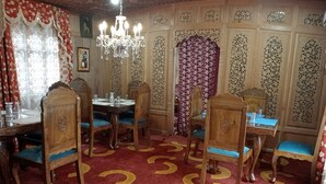In-room dining - The Mughal Palace Eco Luxury Houseboat  (Srinagar)
