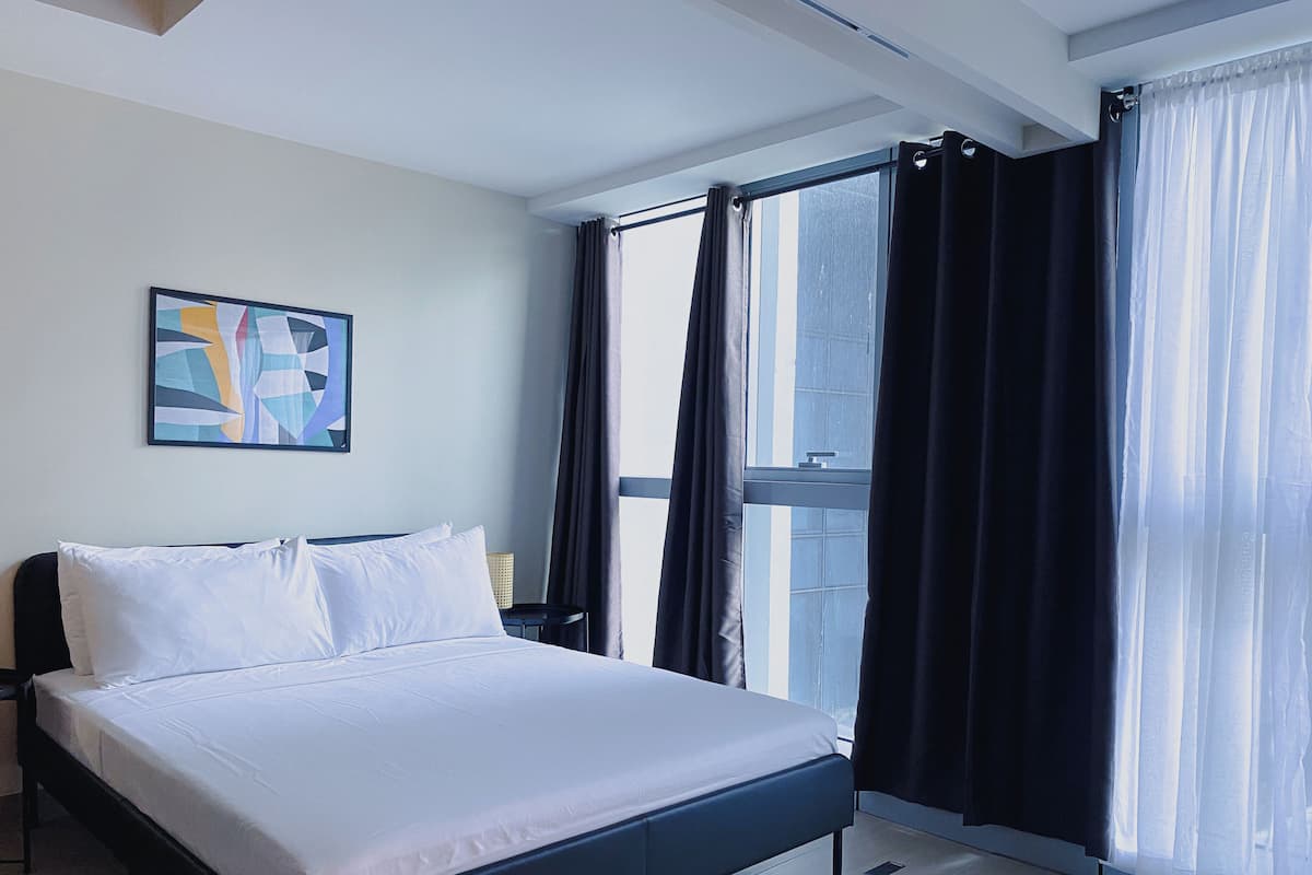 Condo tiện nghi đơn giản, quang cảnh thành phố | 1 phòng ngủ, truy cập Internet không dây miễn phí, bộ trải giường