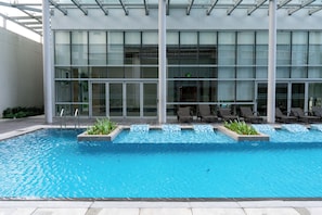 Una piscina al aire libre