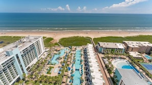Un resort con varias piscinas, playa y vistas al océano.