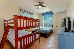 3 habitaciones, escritorio y tabla de planchar con plancha